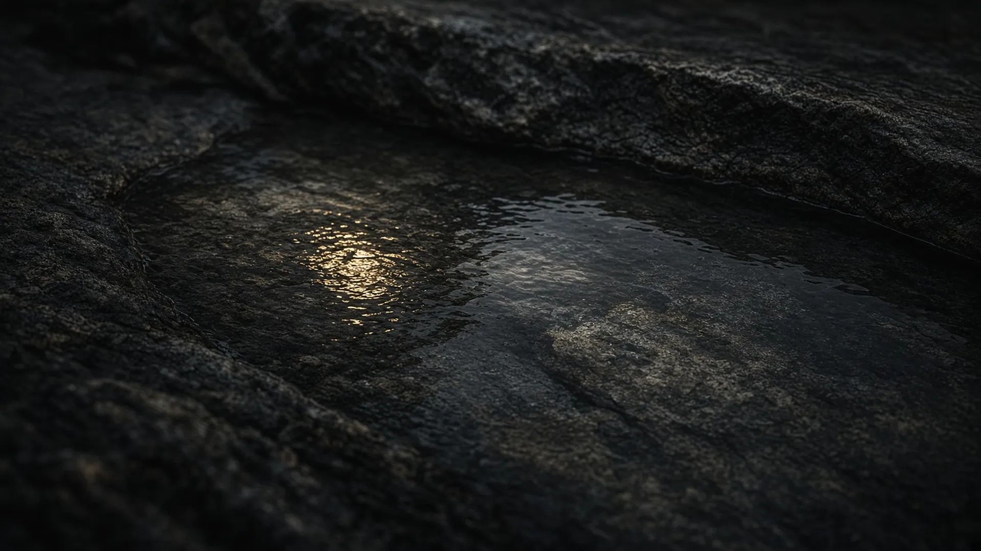 Lámina editorial: un reflejo dorado sobre agua oscura entre piedras, en penumbra. Sin texto en la imagen.